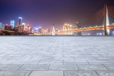 Yol Zemini ve Kentsel Skyline Mimarisi