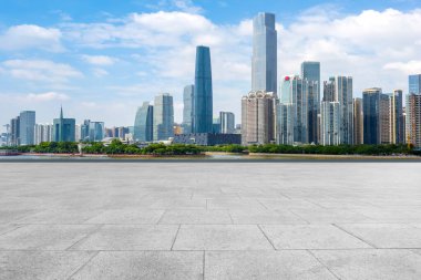 Boş kare döşemeleri olan kentsel gökdelenler