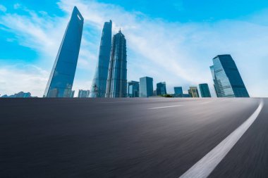 Çin 'deki modern ticari binalar boyunca boş asfalt yol 