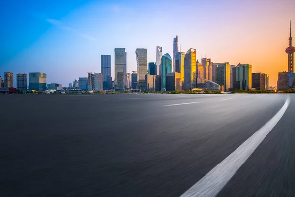 Route Asphaltée Vide Long Des Bâtiments Commerciaux Modernes Dans Chine — Photo