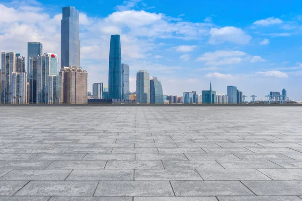 Rascacielos Urbanos Con Baldosas Vacías Piso Cuadrado — Foto de Stock