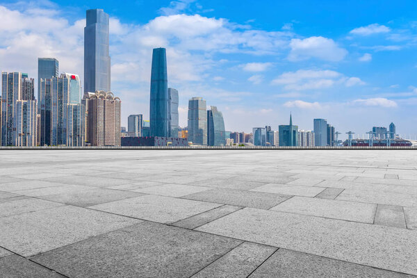Городские небоскребы с пустой квадратной плиткой