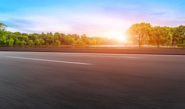 Yol yüzeyi ve gökyüzü kara bulutu