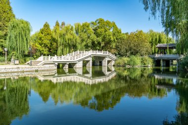 Jinan Daming Lake Park Stone Köprüsü ve Gölü