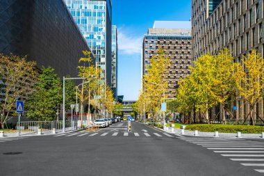 Kentsel cadde ve finans binasının modern binası