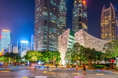 Guangzhou Şehir Meydanı 'ndaki modern binaların gece görüşü