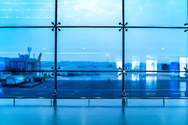 空港ターミナルの1階ガラス窓と廊下 — ストック写真