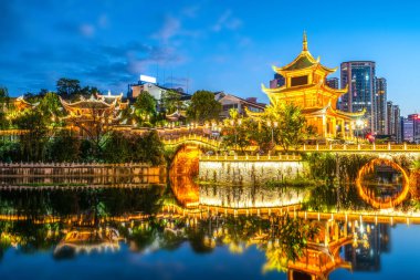 Guiyan 'daki antik mimari manzaranın gece görüşü