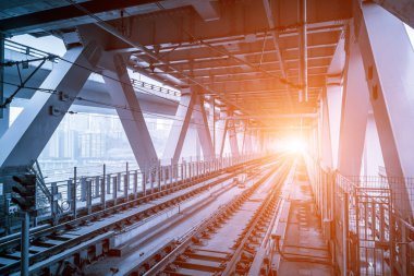 Şehir hafif tren yolu köprüsü.