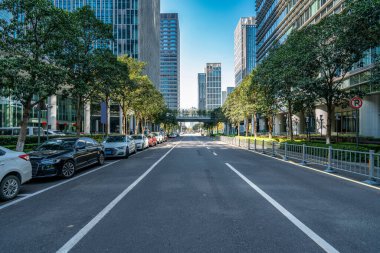 Ningbo 'nun şehir yolu ve modern ofis binası