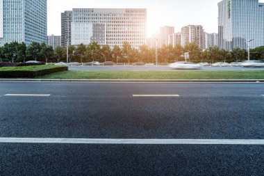 Jinan finans bölgesinde yol kaldırımı ve modern bina