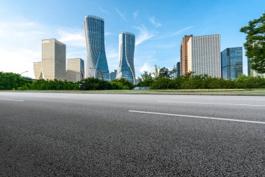 Asfalt Asfalt Asma ve Şehir Mimarisi 'nin ufuk çizgisi