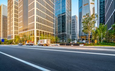 Jinan finans bölgesinde yol kaldırımı ve modern bina