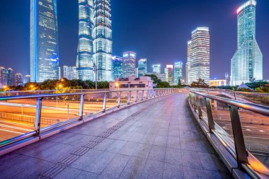 Lujiazui Finansal Bölgesi 'ndeki mimari caddenin gece görüşü