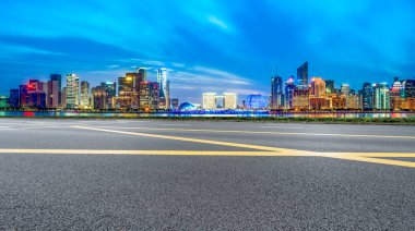 Şehir yolu ve Hangzhou mimari manzarası yükselişte.