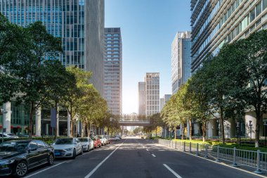 Ningbo 'nun şehir yolu ve modern ofis binası