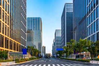 Jinan finans bölgesinde yol kaldırımı ve modern bina