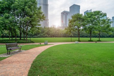 Park, çayır, orman ve kentsel modern mimari gökyüzü
