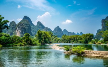 Guili, Yangshuo 'daki Yulong Nehri manzarası.