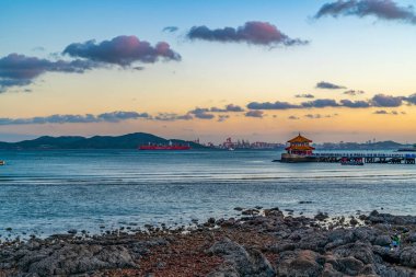 Qingdao 'nun güzel sahil şeridi ve mimari manzarası.