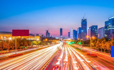 Jinan, Çin 'de Gece Sahnesi ve Bulanık Araba Işıkları
