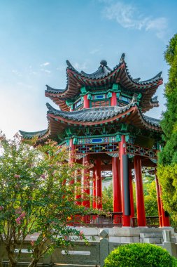 Jina 'daki Daming Gölü Parkı' nın antik mimari manzarası