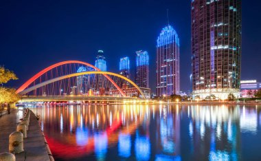 Tianjin kentsel mimarisinin gece manzarası