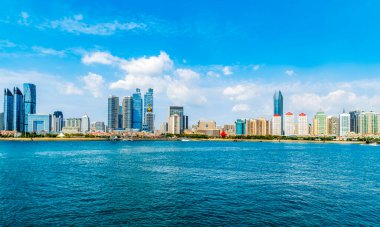 Qingdao kıyı şeridi mimari manzarası ve kentsel gökyüzü