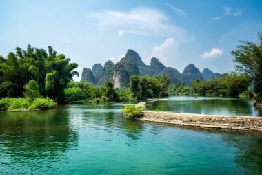 Guili, Yangshuo 'daki Yulong Nehri manzarası.