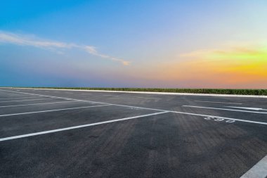 Yol yüzeyi ve gökyüzü doğal manzara