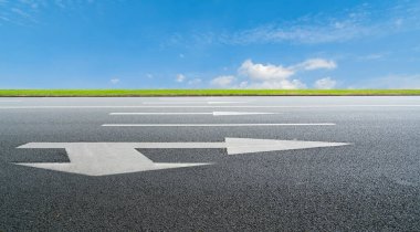 Yol yüzeyi ve gökyüzü kara bulutu