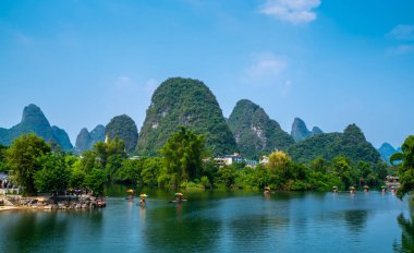 Yangshuo, Guilin 'deki Lijiang Nehri' nin Güzel Peyzajı