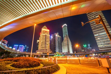 Lujiaz 'daki mimari caddenin gece görüşü ve ofis binası