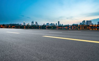 Otoyol Asfaltının ve Nanjing Mimarisinin Skyline 'ı