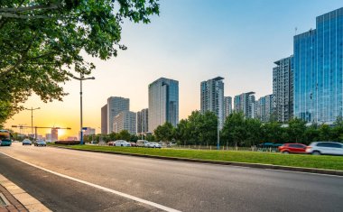 Jinan finans bölgesinde yol kaldırımı ve modern bina