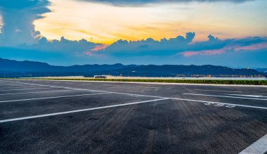 Yol yüzeyi ve açık arazi manzarası