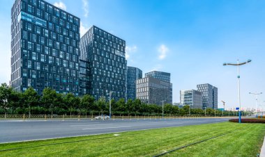 Jinan finans bölgesinde yol kaldırımı ve modern bina