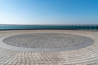 Şehir meydanının döşeme taşları ve deniz manzarası