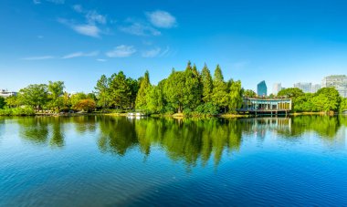 Ningbo Şehir Parkı ve Skylin Binası