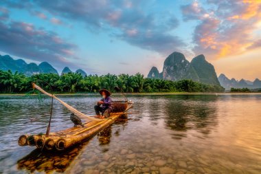 Guangx, Guilin 'deki Lijiang Nehri' nin manzara ve bambu salları.