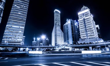 Shangha 'daki Lujiazui şehir gecesinin hız etkisi.