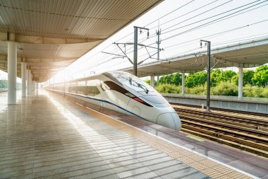 Tren istasyonu, yüksek hızlı tren ve platformlar