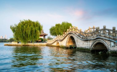 Jina 'daki Daming Gölü Parkı' nın antik mimari manzarası