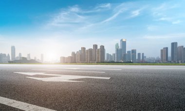 Çin 'de modern ticari binalar boyunca boş asfalt yol 