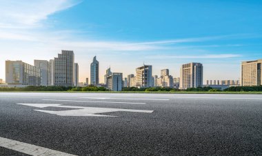 Ningb 'in asfalt yolu ve kentsel mimari manzarası
