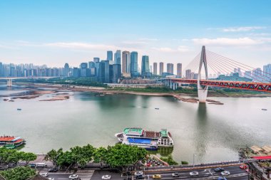 Hongya mağarası ve Chongqing 'deki modern mimari manzara.