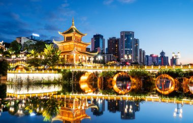 Guiyan 'daki antik mimari manzaranın gece görüşü