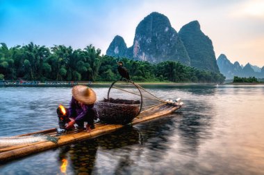 Guangx, Guilin 'deki Lijiang Nehri' nin manzara ve bambu salları.