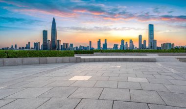 Kare döşemeler ve Shenzhen mimari manzarası gökyüzü