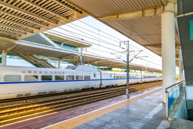 Tren istasyonu, yüksek hızlı tren ve platformlar